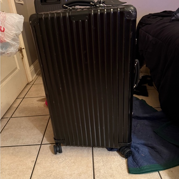 Rimowa 28 inch suitcase - Picture 1 of 5